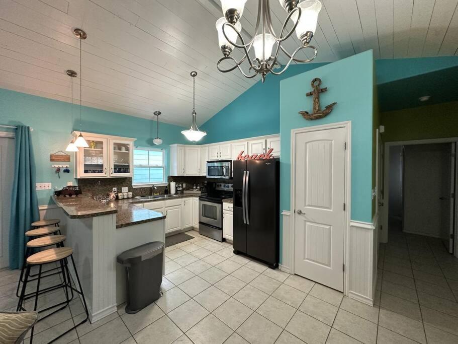 Barefoot - Pet Friendly- 2 Bdrm Townhome * Corpus Christi